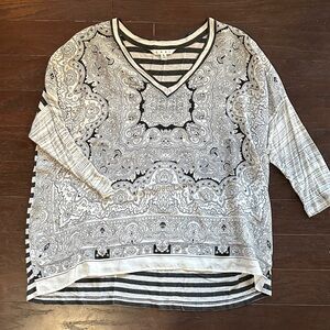 3/$12 ✨ Black and White Patterned V-Neck Top